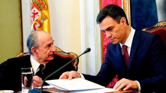 Landelino Lavilla en una imagen de archivo con Pedro Sánchez Landelino Lavilla en una imagen de archivo con Pedro Sánchez