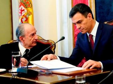 Landelino Lavilla en una imagen de archivo con Pedro Sánchez Landelino Lavilla en una imagen de archivo con Pedro Sánchez