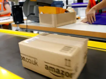 Paquete en un centro logístico de Amazon Paquete en un centro logístico de Amazon