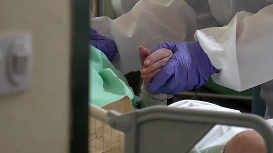 "Tengo más de 35 años de experiencia y me he ido a casa llorando": detrás del trabajo en primera línea de los sanitarios españoles "Tengo más de 35 años de experiencia y me he ido a casa llorando": detrás del trabajo en primera línea de los sanitarios españoles