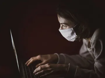 Navegando en Internet con mascarilla Navegando en Internet con mascarilla