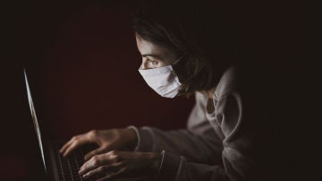 Navegando en Internet con mascarilla
