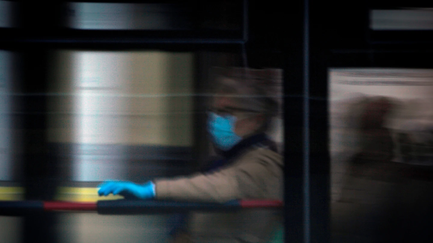 Las mascarillas higiénicas no son reutilizables y tienen que tirarse en el contenedor de resto, nunca en el de papel Covid-19