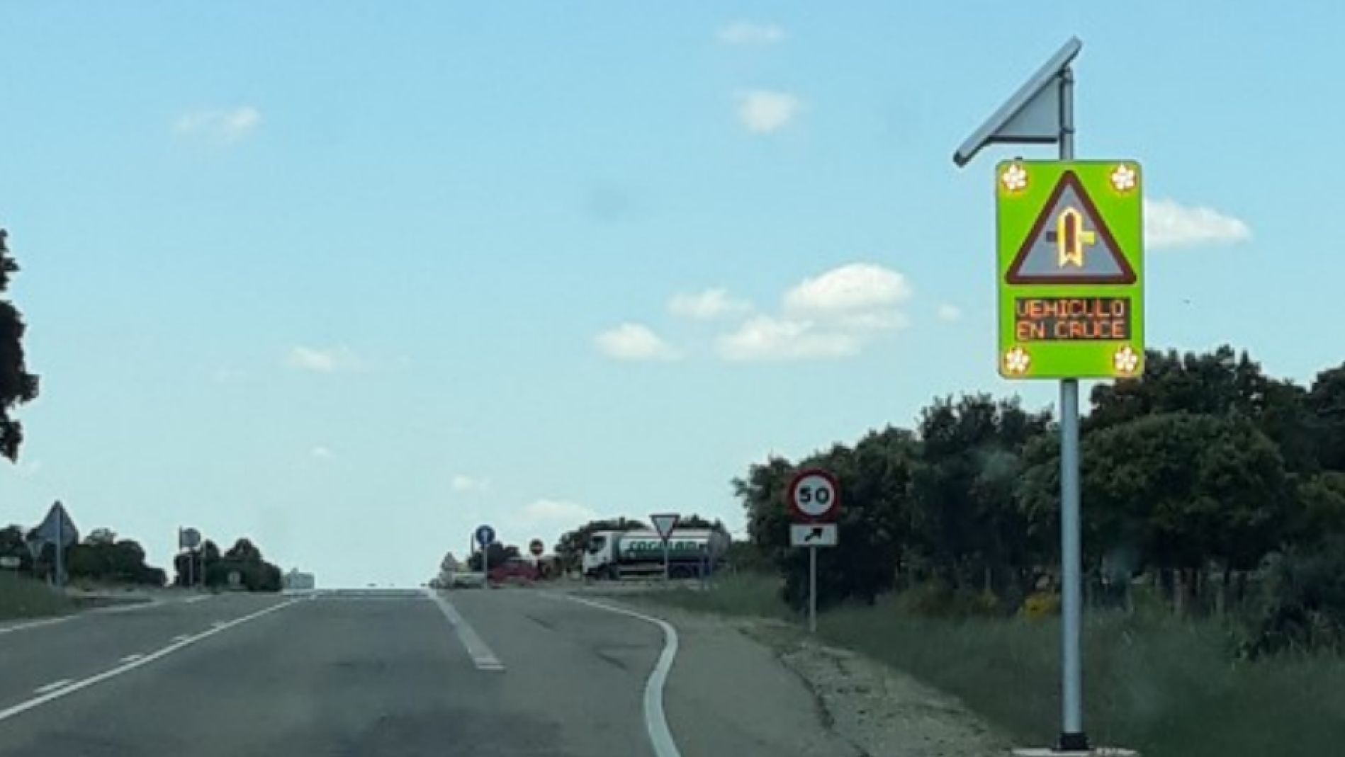 Una intersecci&oacute;n con se&ntilde;alizaci&oacute;n din&aacute;mica