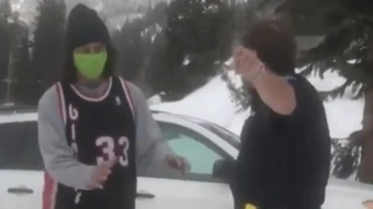 Un policía regaña a un snowboarder. Un policía regaña a un snowboarder.