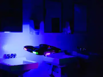 El dron desinfectando unos baños comunes El dron desinfectando unos baños comunes