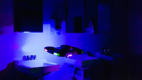 El dron desinfectando unos baños comunes El dron desinfectando unos baños comunes