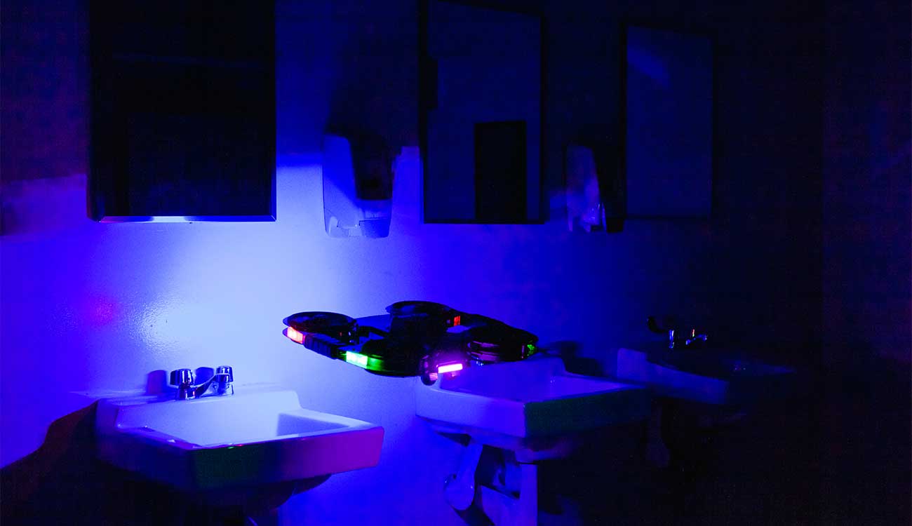 El dron desinfectando unos baños comunes