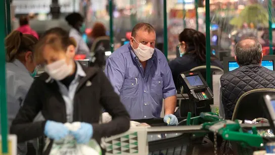 Varias personas hacen la compra en un supermercado de Madrid Varias personas hacen la compra en un supermercado de Madrid durante la pandemia de coronavirus