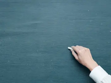 Pintar con tiza en la pizarra Pintar con tiza en la pizarra