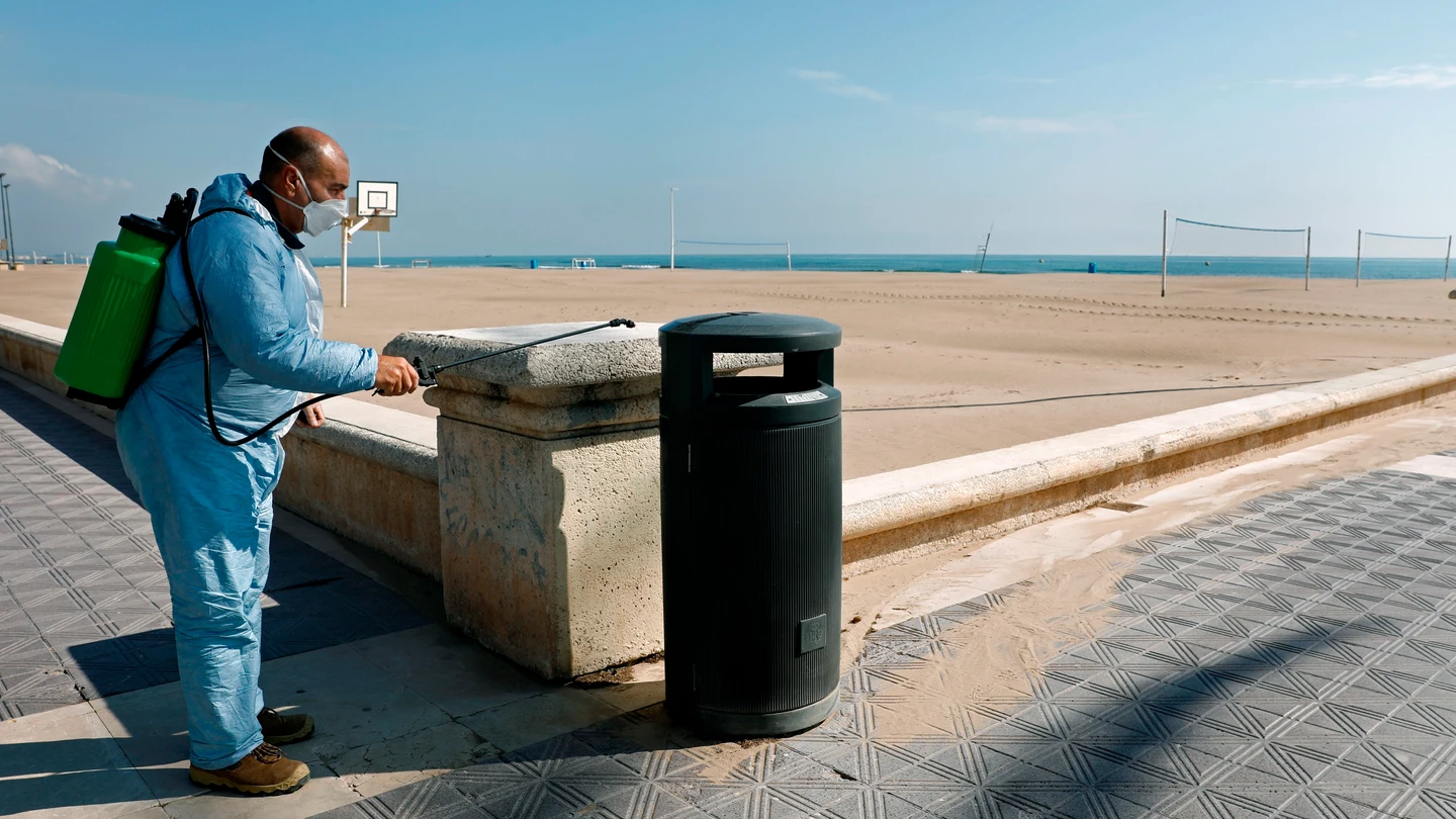 Un operario desinfecta una papelera ante una playa de la Malvarrosa (Valencia) Un operario desinfecta una papelera ante una playa de la Malvarrosa (Valencia)