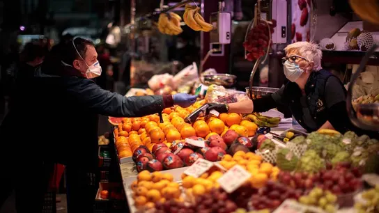 Una persona compra en un puesto de frutas del Mercado Central de Valencia Una persona compra en un puesto de frutas del Mercado Central de Valencia