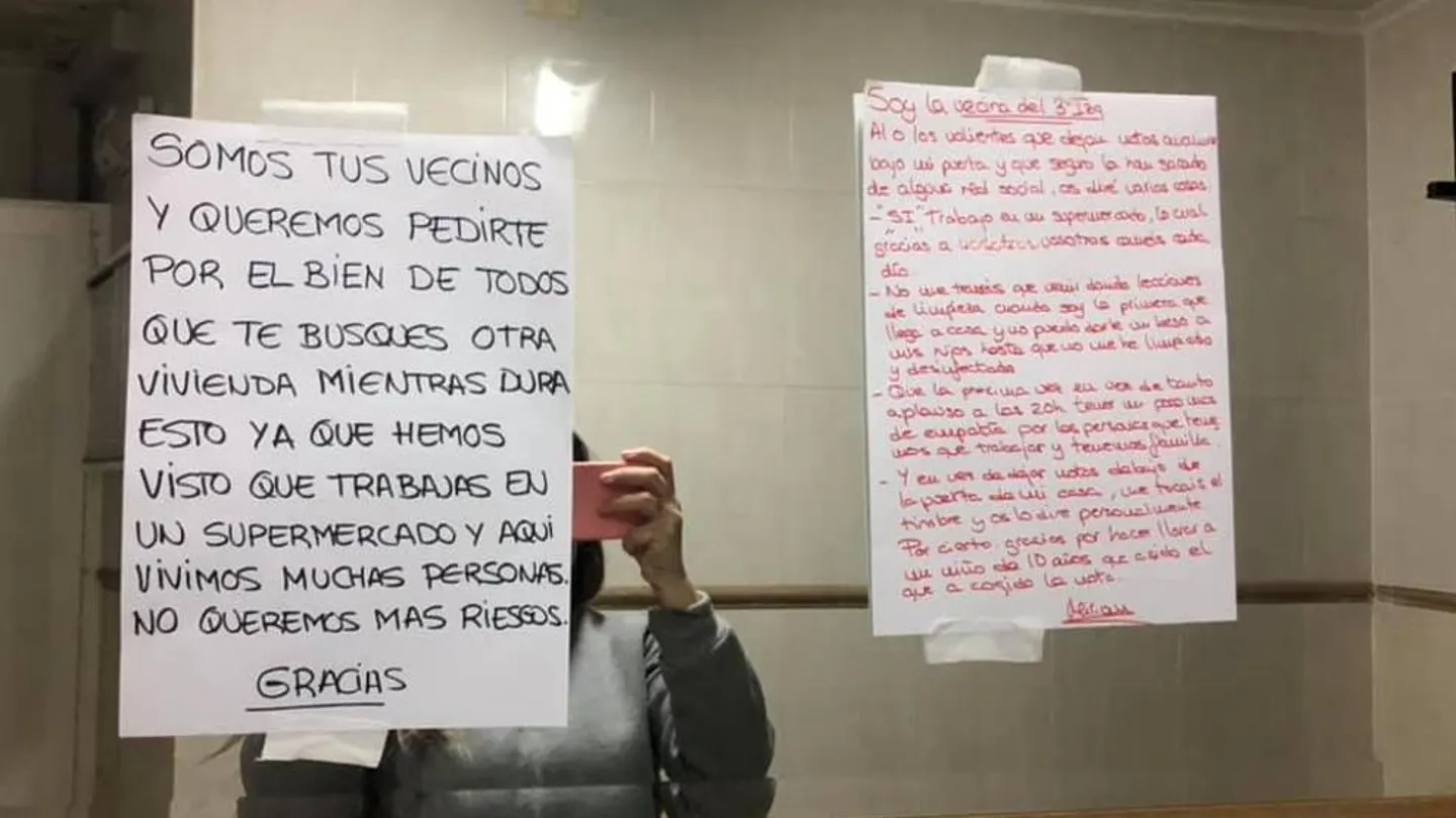 Notas encontradas por una empleada de supermercado bajo su puerta Notas encontradas por una empleada de supermercado bajo su puerta