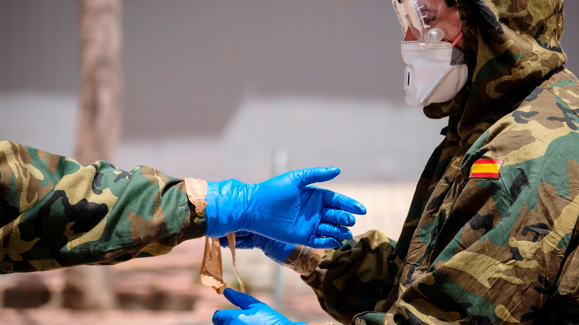 Efectivos del Ejército de Tierra realizando labores de desinfección en el centro de salud de Canalejas, en Las Palmas de Gran Canaria
