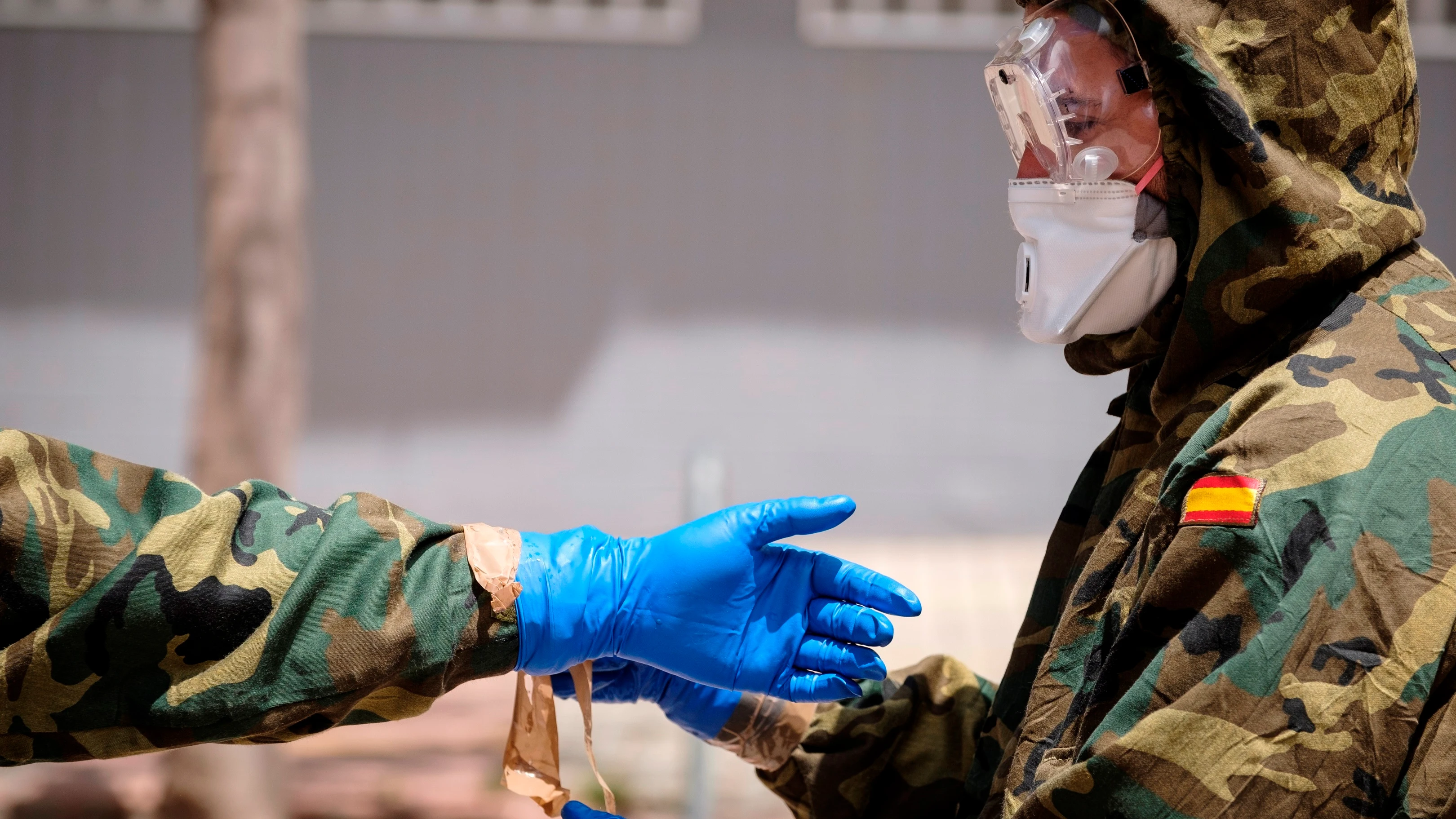 Efectivos del Ejército de Tierra realizando labores de desinfección en el centro de salud de Canalejas, en Las Palmas de Gran Canaria