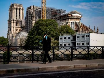 Imagen de un hombre andando en pleno confinamiento por coronavirus en París, Francia Imagen de un hombre andando en pleno confinamiento por coronavirus en París, Francia