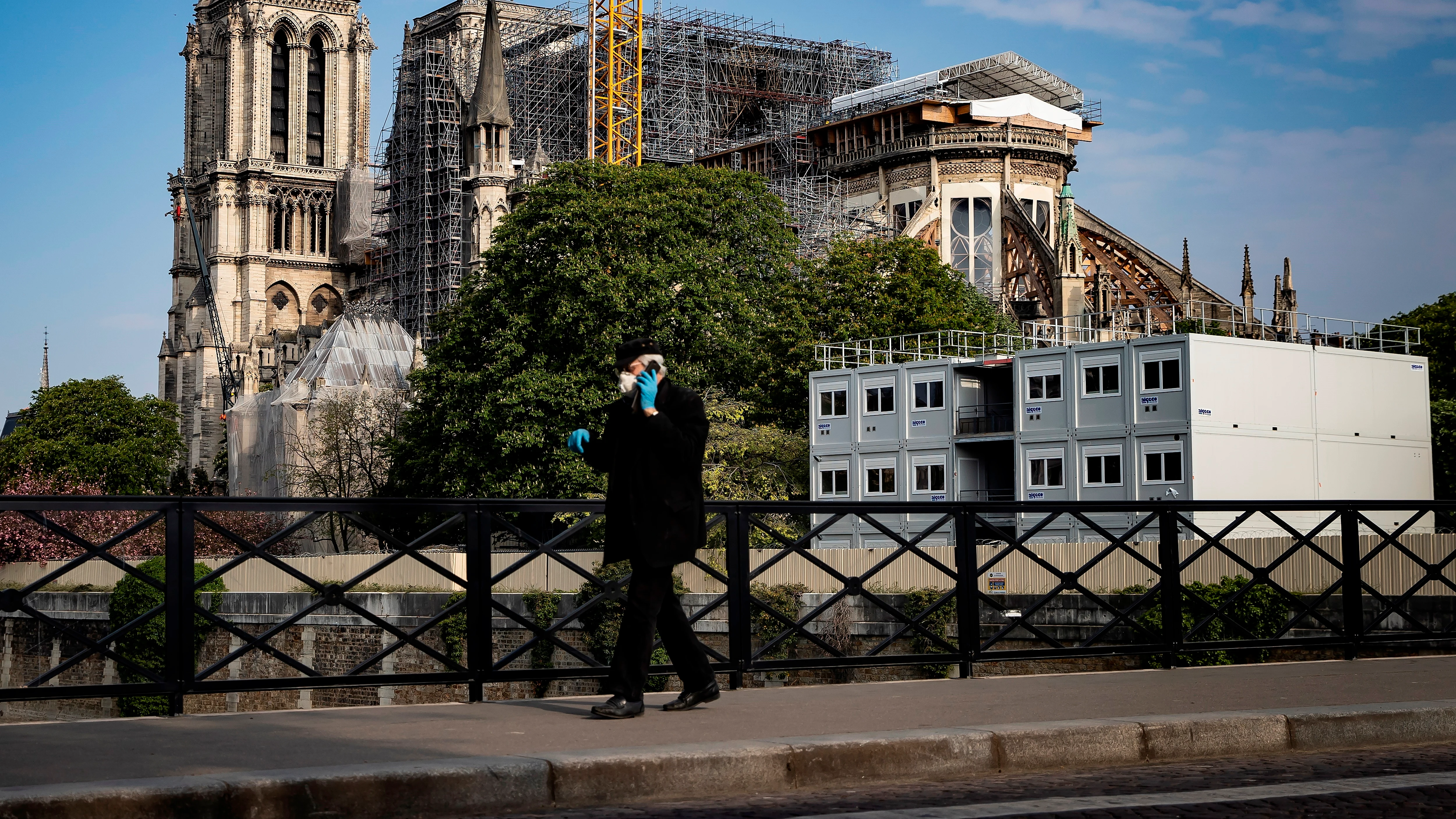 Imagen de un hombre andando en pleno confinamiento por coronavirus en París, Francia Imagen de un hombre andando en pleno confinamiento por coronavirus en París, Francia