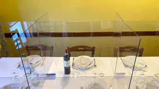 Fotografía facilitada por la empresa Nuovaneon que muestra los cubículos de plástico fabricados para evitar el contagio del corinavirus restaurantes y oficinas. Fotografía facilitada por la empresa Nuovaneon que muestra los cubículos de plástico fabricados para evitar el contagio del corinavirus restaurantes y oficinas.