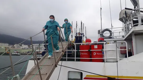 Personal sanitario abandona el barco tras prestar atención a la tripulación Personal sanitario abandona el barco tras prestar atención a la tripulación