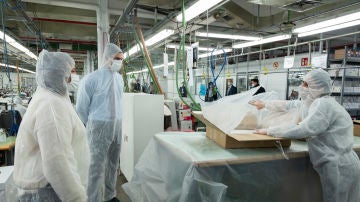  Sánchez y Reyes Maroto visitan el taller de fabricación de mascarillas de El Corte Inglés en Madrid