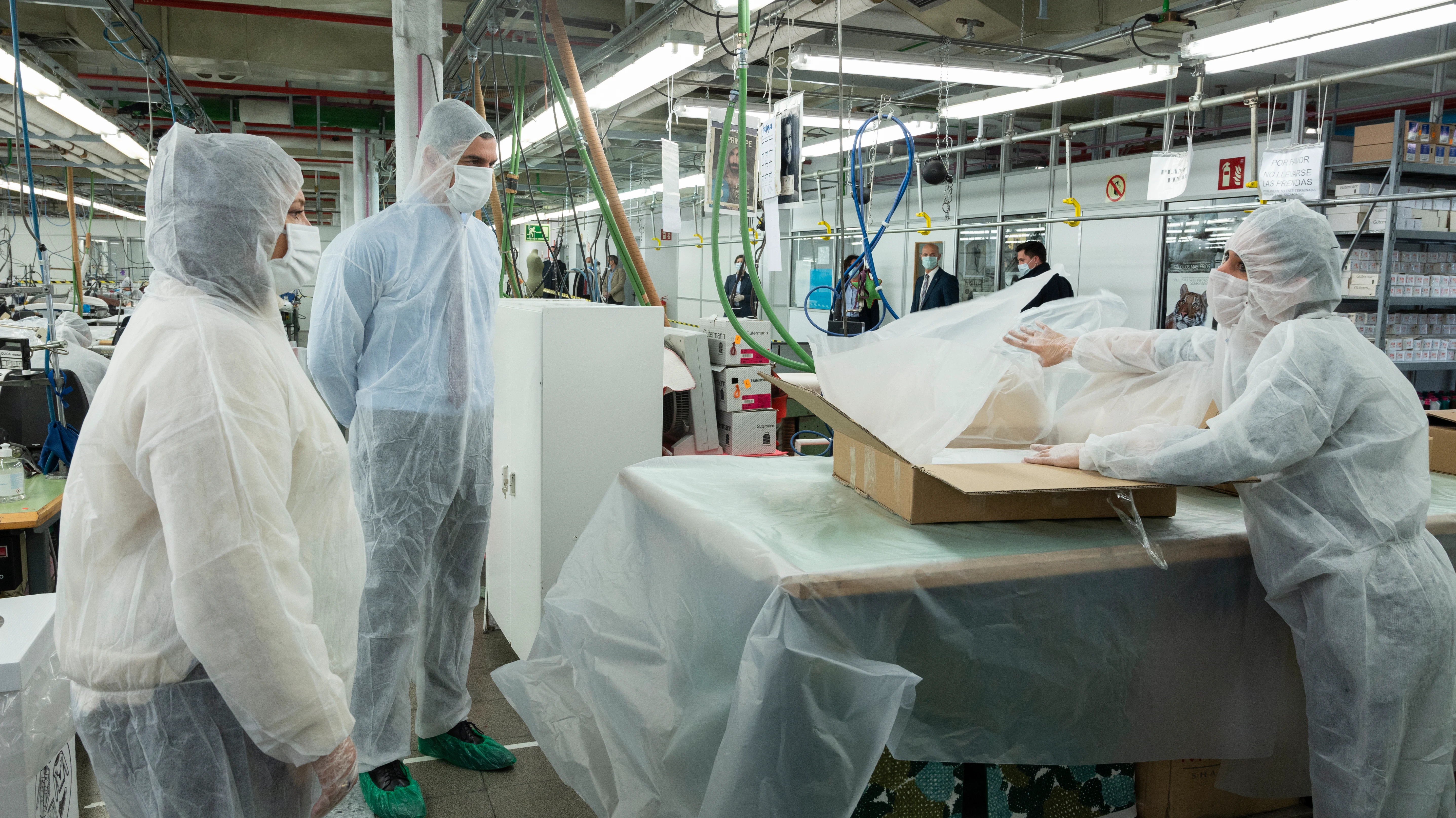  Sánchez y Reyes Maroto visitan el taller de fabricación de mascarillas de El Corte Inglés en Madrid