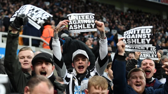 Aficionados del Newcastle cargan contra Mike Ashley Aficionados del Newcastle cargan contra Mike Ashley