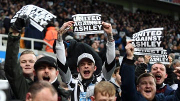 Aficionados del Newcastle cargan contra Mike Ashley