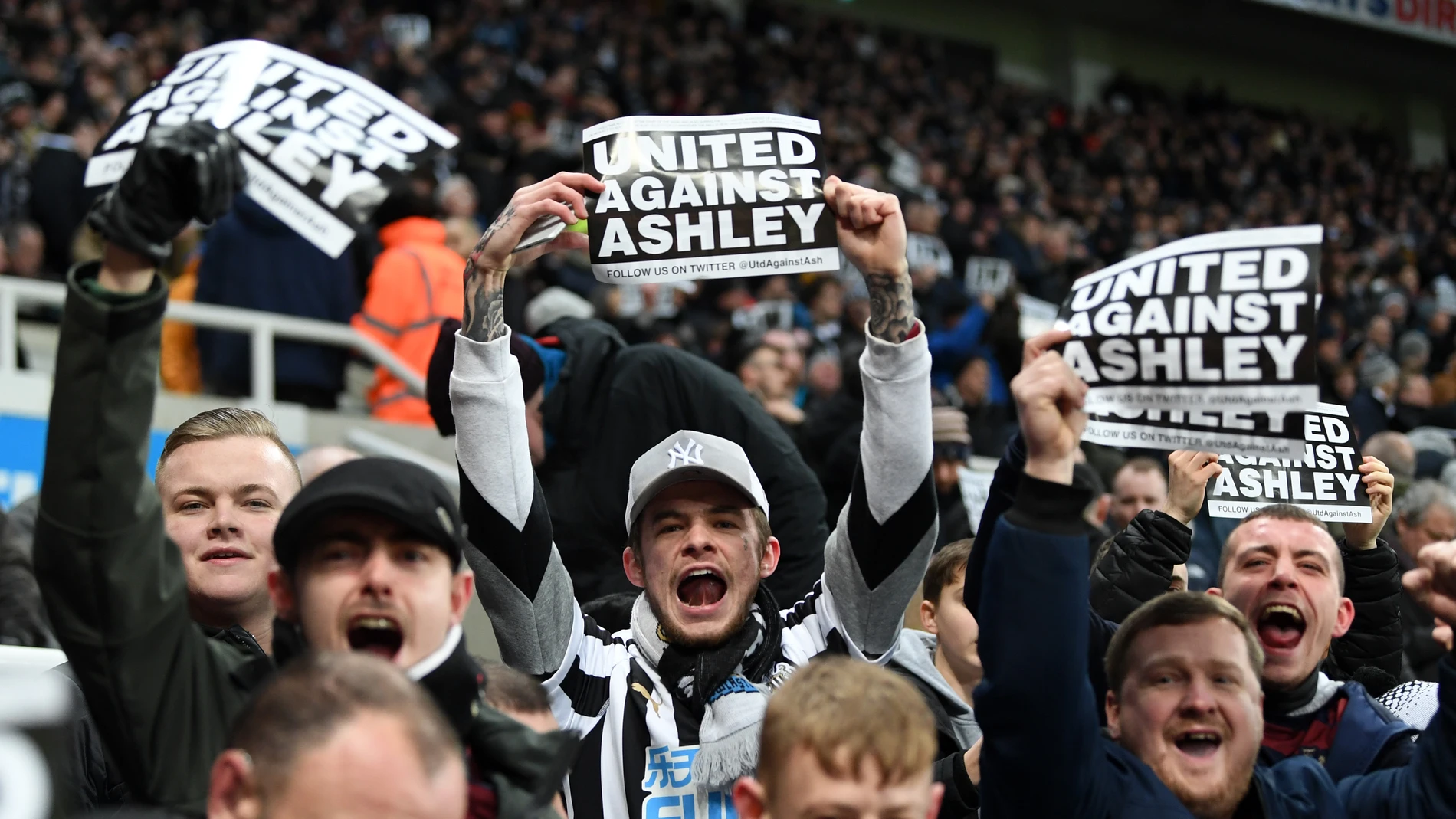 Aficionados del Newcastle cargan contra Mike Ashley