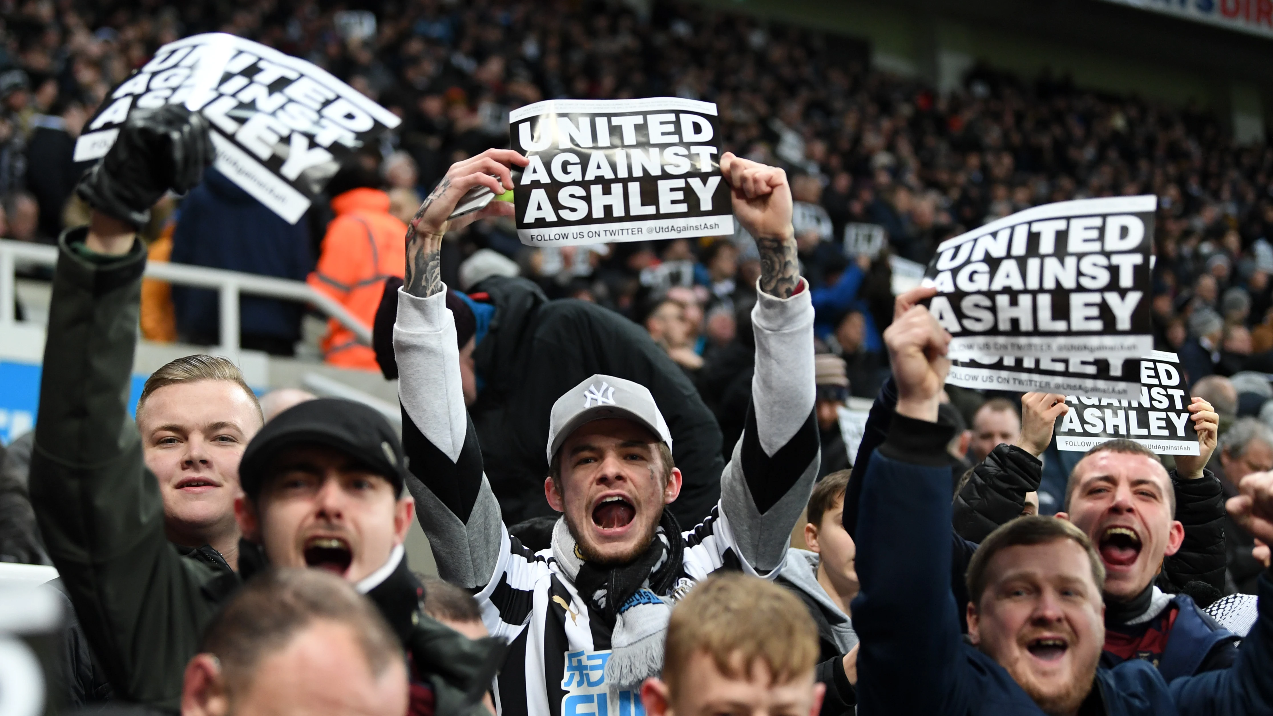 Aficionados del Newcastle cargan contra Mike Ashley