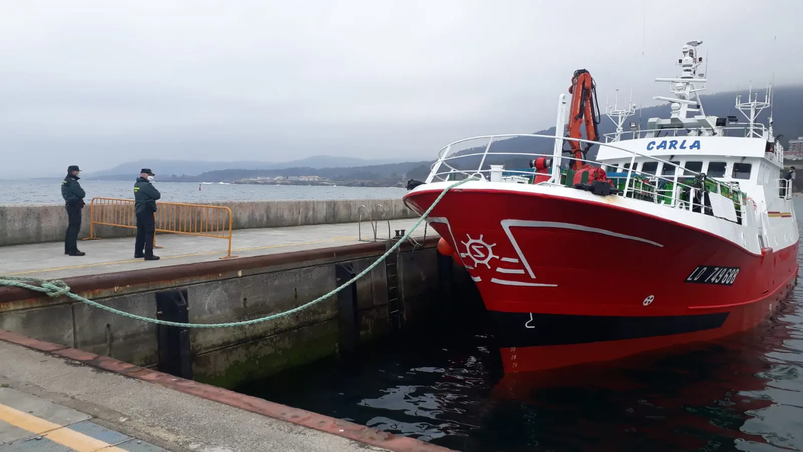 La Guardia Civil custodia el pesquero 'Carla' en el puerto de Burela.