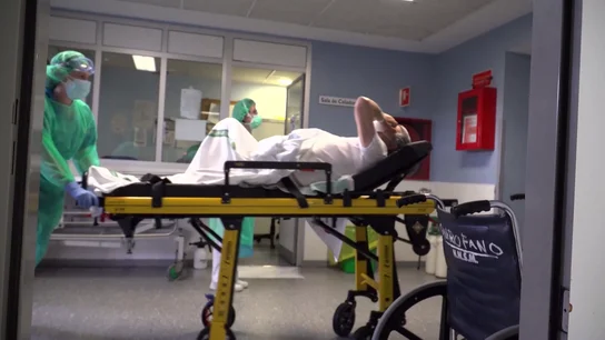 Una sanitaria de Urgencias junto a un paciente Una sanitaria de Urgencias junto a un paciente