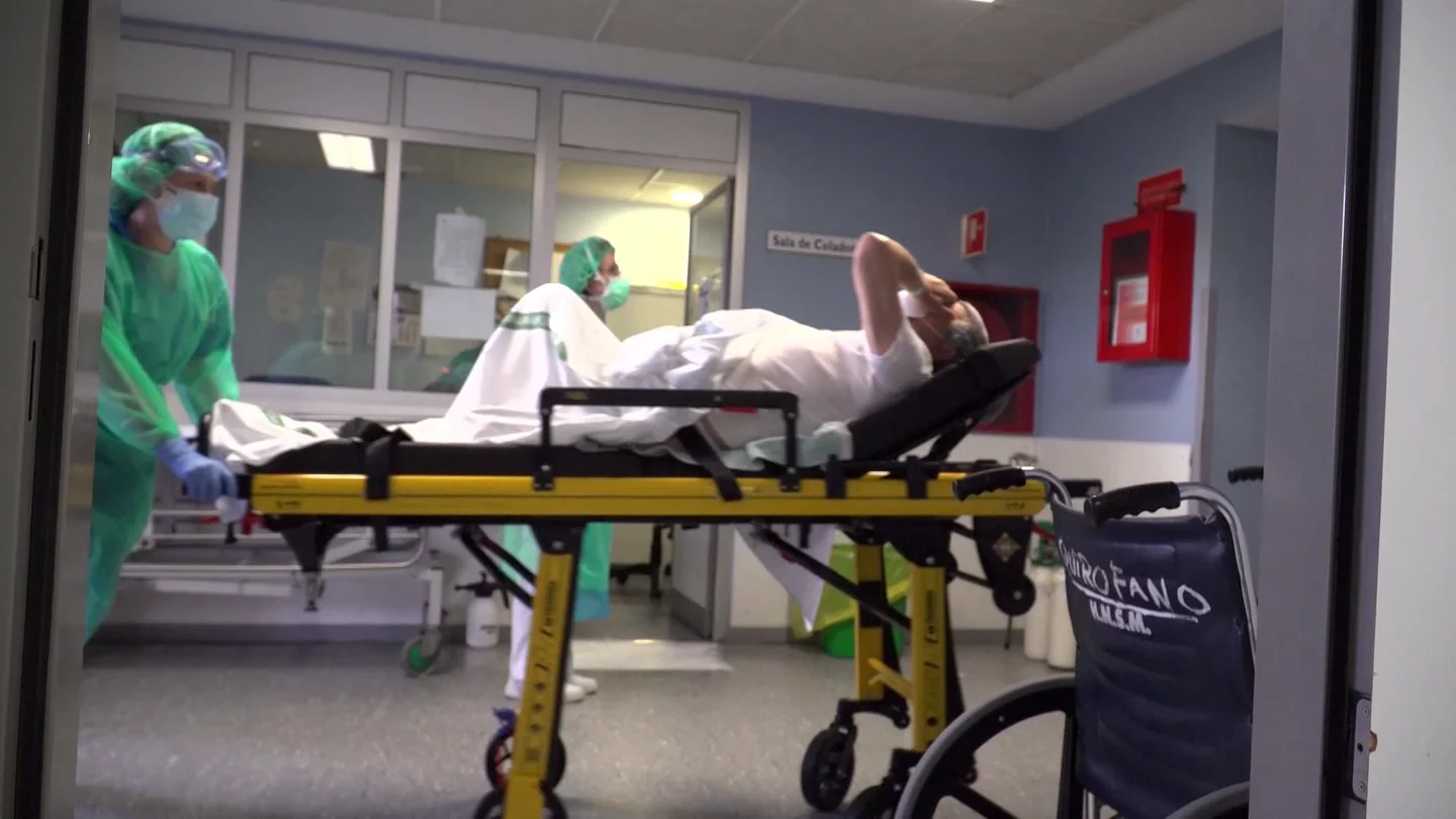 Una sanitaria de Urgencias junto a un paciente Una sanitaria de Urgencias junto a un paciente
