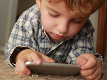 Un niño con un smartphone en las manos
