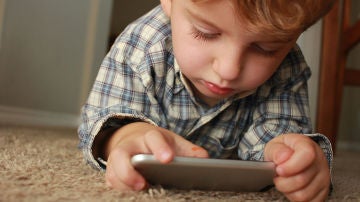 Un niño con un smartphone en las manos