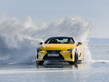 Lexus sobre el lago helado de Siberia