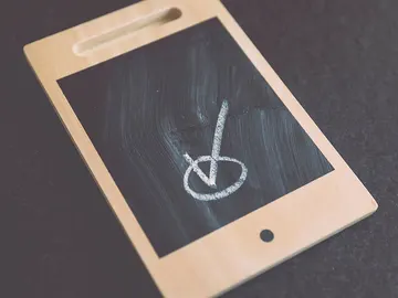 Símbolo de verificación en una pizarra Símbolo de verificación en una pizarra