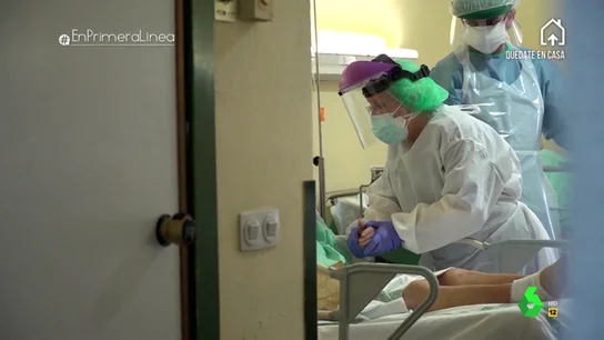 El emotivo momento en el que una médica explica a una anciana por qué está en el hospital y su familia no puede verla El emotivo momento en el que una médica explica a una anciana por qué está en el hospital y su familia no puede verla