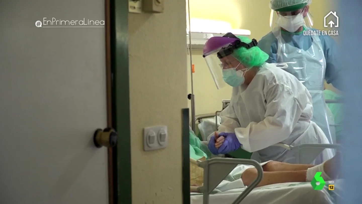 El emotivo momento en el que una médica explica a una anciana por qué está en el hospital y su familia no puede verla El emotivo momento en el que una médica explica a una anciana por qué está en el hospital y su familia no puede verla