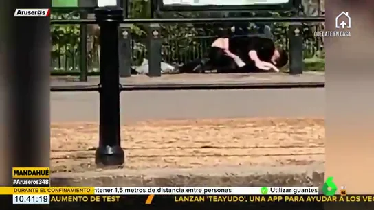 Pillan a una pareja practicando sexo frente al Palacio de Buckingham en pleno confinamiento Pillan a una pareja practicando sexo frente al Palacio de Buckingham en pleno confinamiento