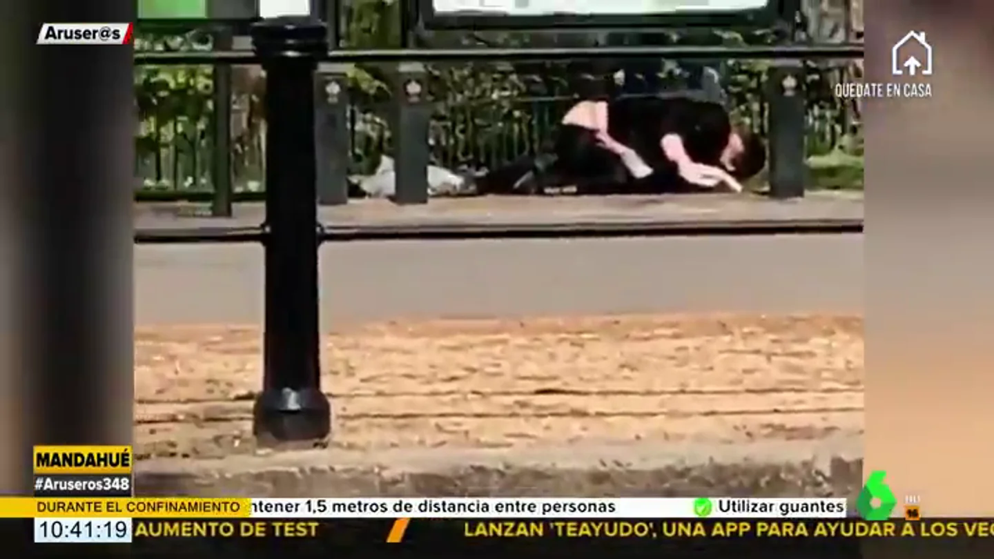 Pillan a una pareja practicando sexo frente al Palacio de Buckingham en pleno confinamiento Pillan a una pareja practicando sexo frente al Palacio de Buckingham en pleno confinamiento