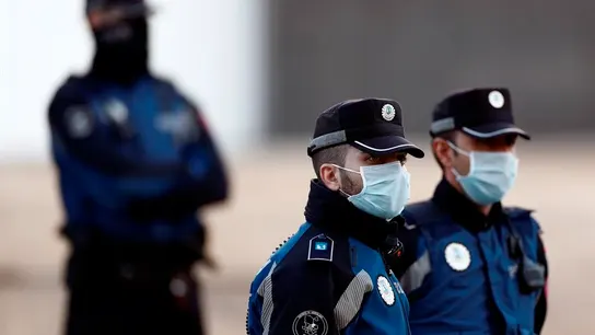 Agentes de la Policía durante un control Agentes de la Policía durante un control