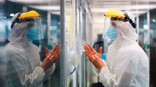 ¿Cuánto cobra un médico en España? Estos son sus sueldos por comunidades Un profesional sanitario