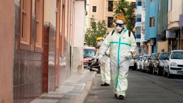 Operarios del Ayuntamiento de Las Palmas de Gran Canaria realizan labores de desinfección de la vía pública