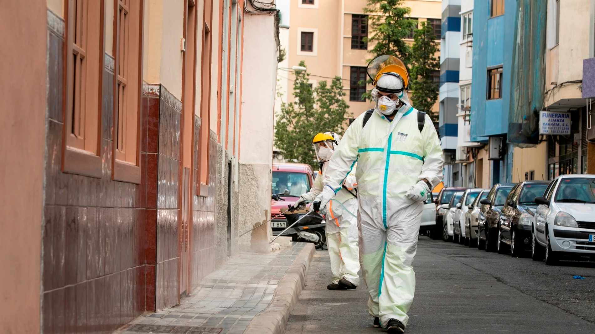 Operarios del Ayuntamiento de Las Palmas de Gran Canaria realizan labores de desinfección de la vía pública