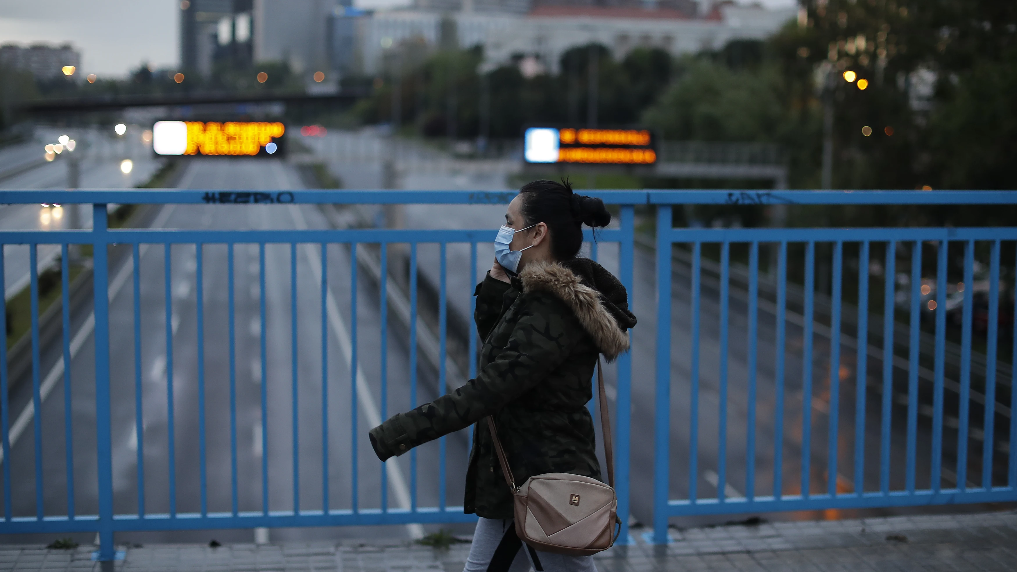 Una ciudadana camina mientras habla por su teléfono