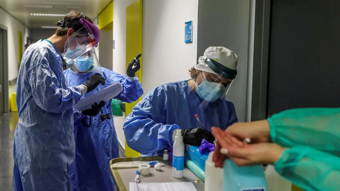 Personal sanitario, durante su jornada de trabajo en una planta del Hospital Puerta de Hierro. Personal sanitario, durante su jornada de trabajo en una planta del Hospital Puerta de Hierro.