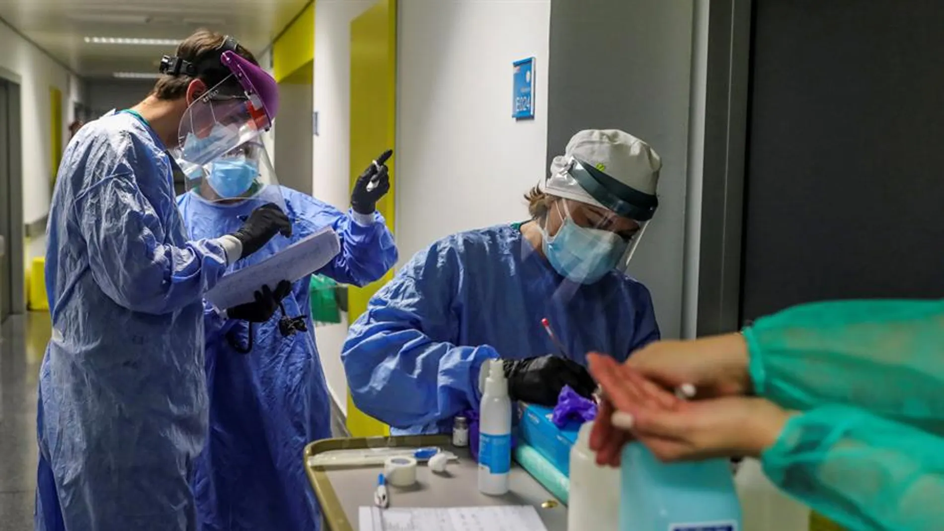 Personal sanitario, durante su jornada de trabajo en una planta del Hospital Puerta de Hierro.