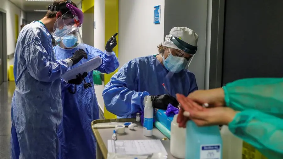 Personal sanitario, durante su jornada de trabajo en una planta del Hospital Puerta de Hierro.