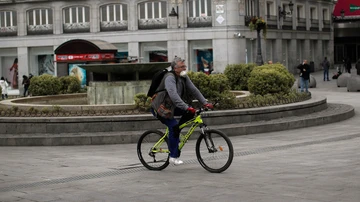 Un ciudadano viaja en bicicleta por el centro de Madrid