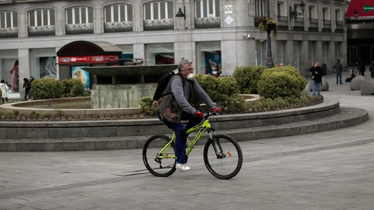Un ciudadano viaja en bicicleta por el centro de Madrid Un ciudadano viaja en bicicleta por el centro de Madrid